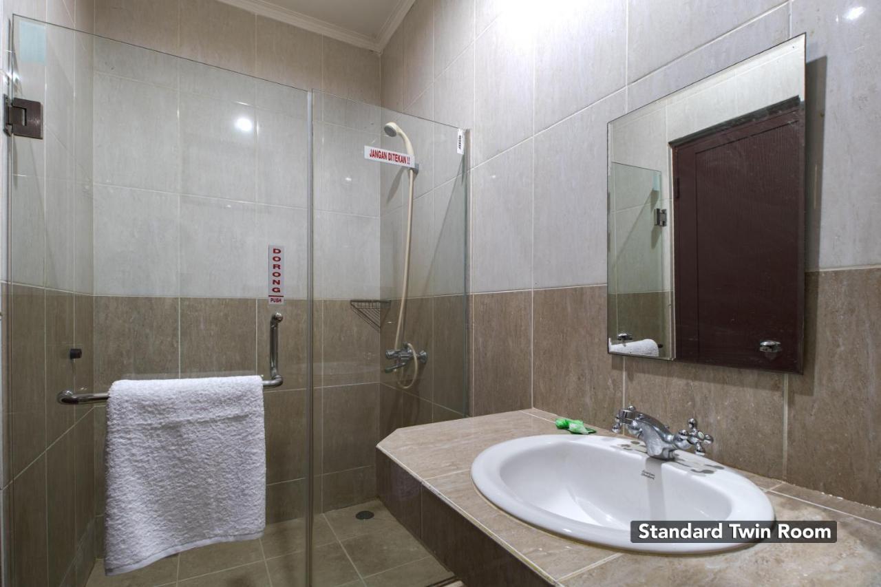 Hotel Arjuna Bekasi Bagian luar foto